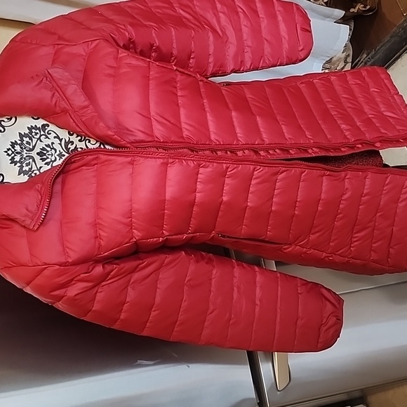 Patatagonia Small Women's Red Puffer Jacket Used Twice - Picture 2 of 10